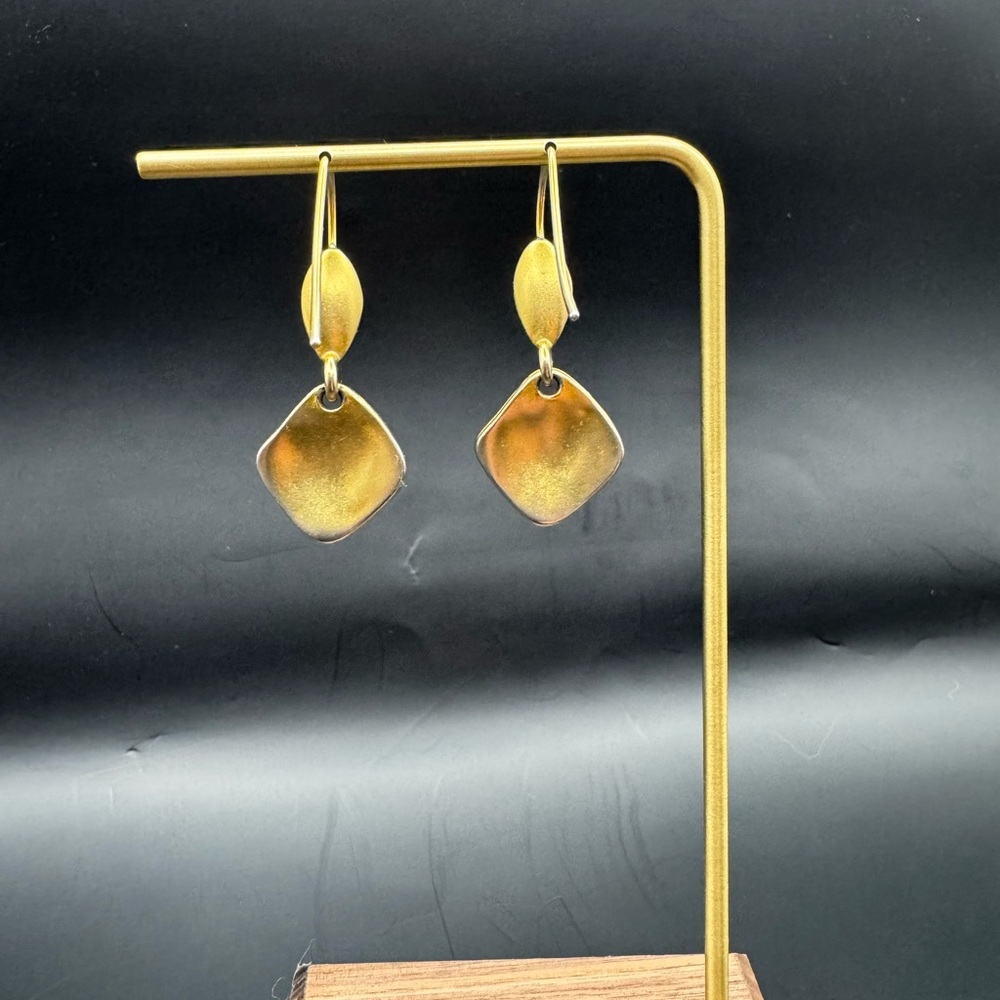 Matte gold tone drop earrings - Picture 4 of 5